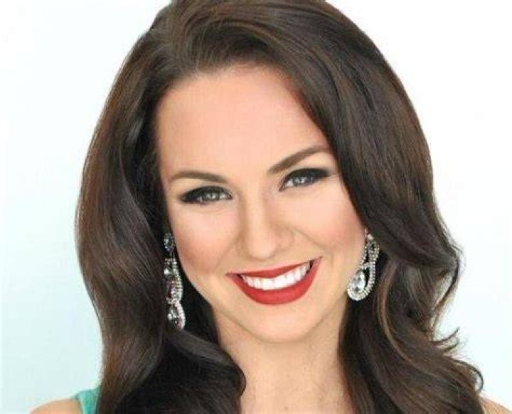 Alexandra Curtis, Syracuse University alumna, crowned Miss Rhode Island