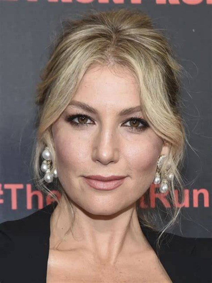 Ari Graynor Biography, Height & Life Story Super Stars Bio