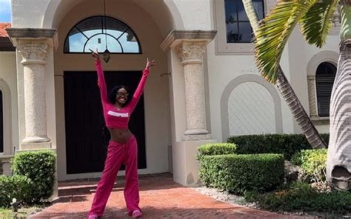 Azelia Banks compra casa dos sonhos como presente de anivers&aacute;rio para