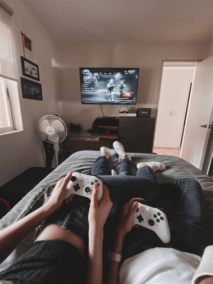 couple goals Gamer couple, Couples playing video games, Cute couples