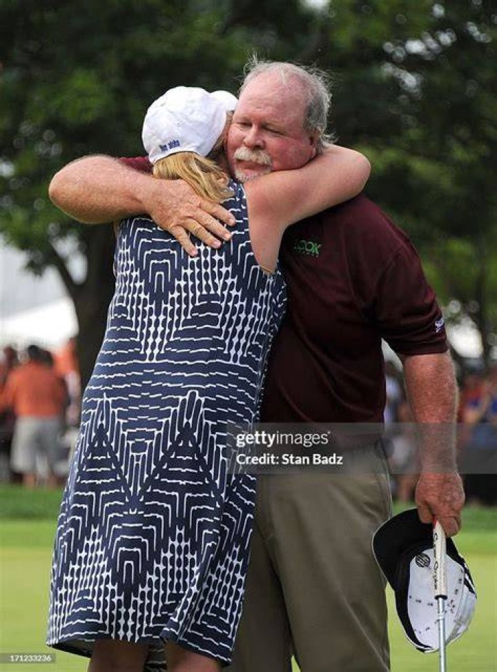 Craig Stadler gives his wife Jan a hug after winning the final round