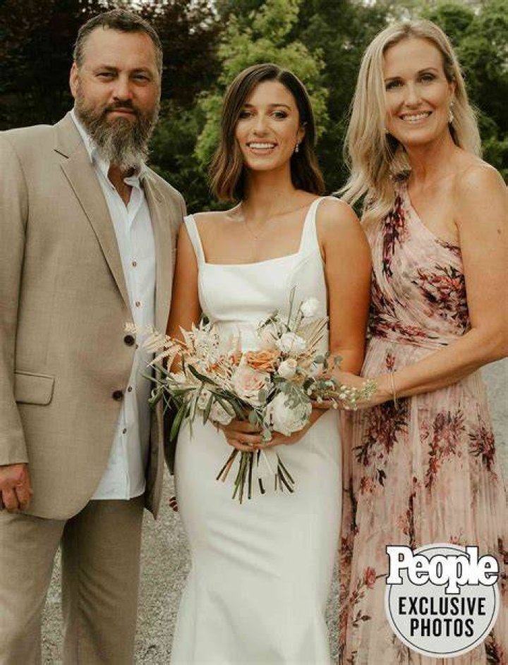 Duck Dynasty star Bella Robertson, 18, marries fianc&eacute; Jacob Mayo just