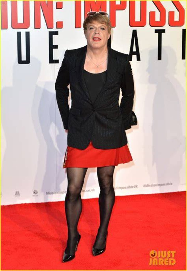 Eddie Izzard Identifies As Gender Fluid & Announces She Will Go By She