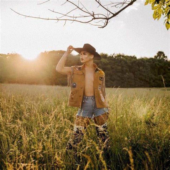 EXCLUSIVE INTERVIEW Brady Riley Talks New Single to Chambers