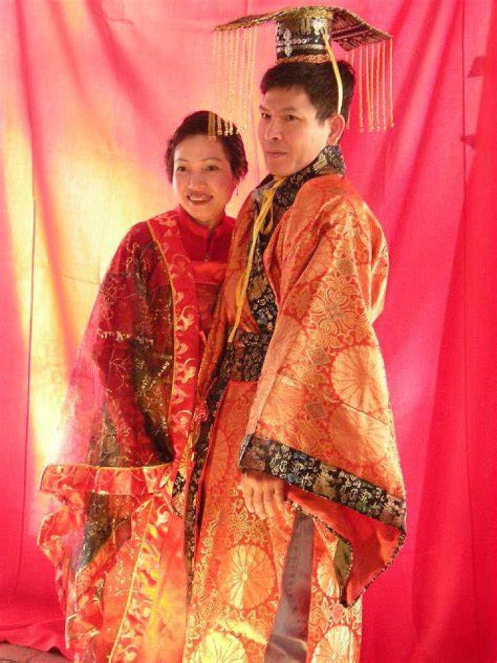 FileChinese New Year Seattle 2009 couple in traditional dress.jpg