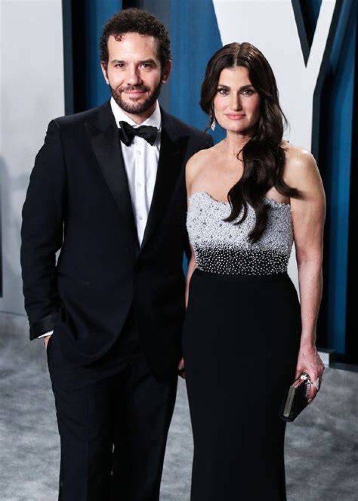Idina Menzel weds Aaron Lohr and son with Taye Diggs gives her away Idina menzel, Idina menzel