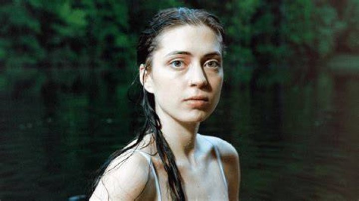 Lizzie McAlpine: Exploring Intimate Relationships Through Soulful Music