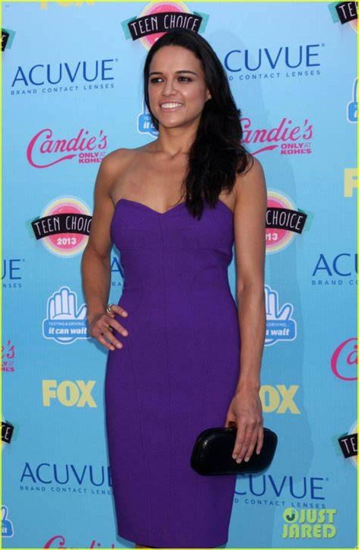 Michelle Rodriguez & Katie Cassidy Teen Choice Awards 2013 Photo
