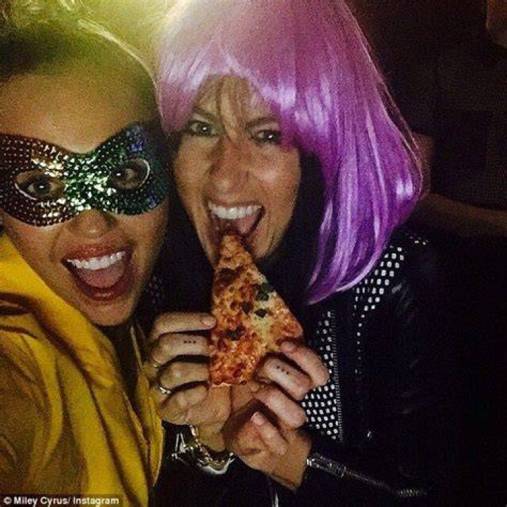 Miley Cyrus Rips Off DC Baker&rsquo;s &ldquo;Abortion Is Healthcare&rdquo; Cake