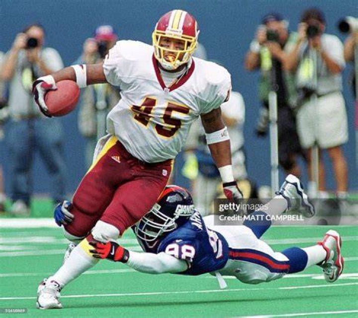 New York Giants linebacker Jessie Armstead of the NFC walk off the