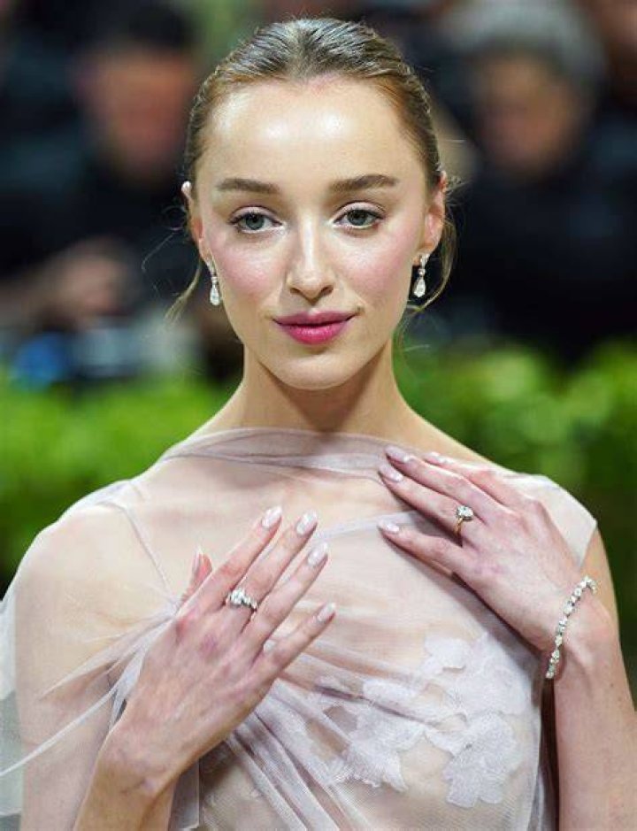 Phoebe Dynevor to Star in TV Series "Exciting Times" Sada Elbalad