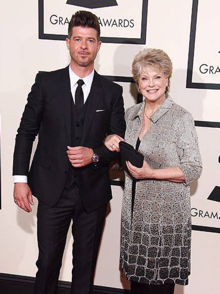 Robin Thicke Honors His Mother On VH1 Special