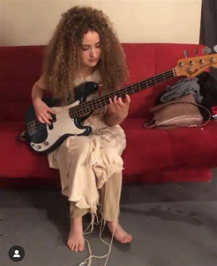 Tal Wilkenfeld Feet (7 photos) feet.wiki