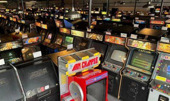 Which arcade game was huge hit in 1973? Jeux Arcades
