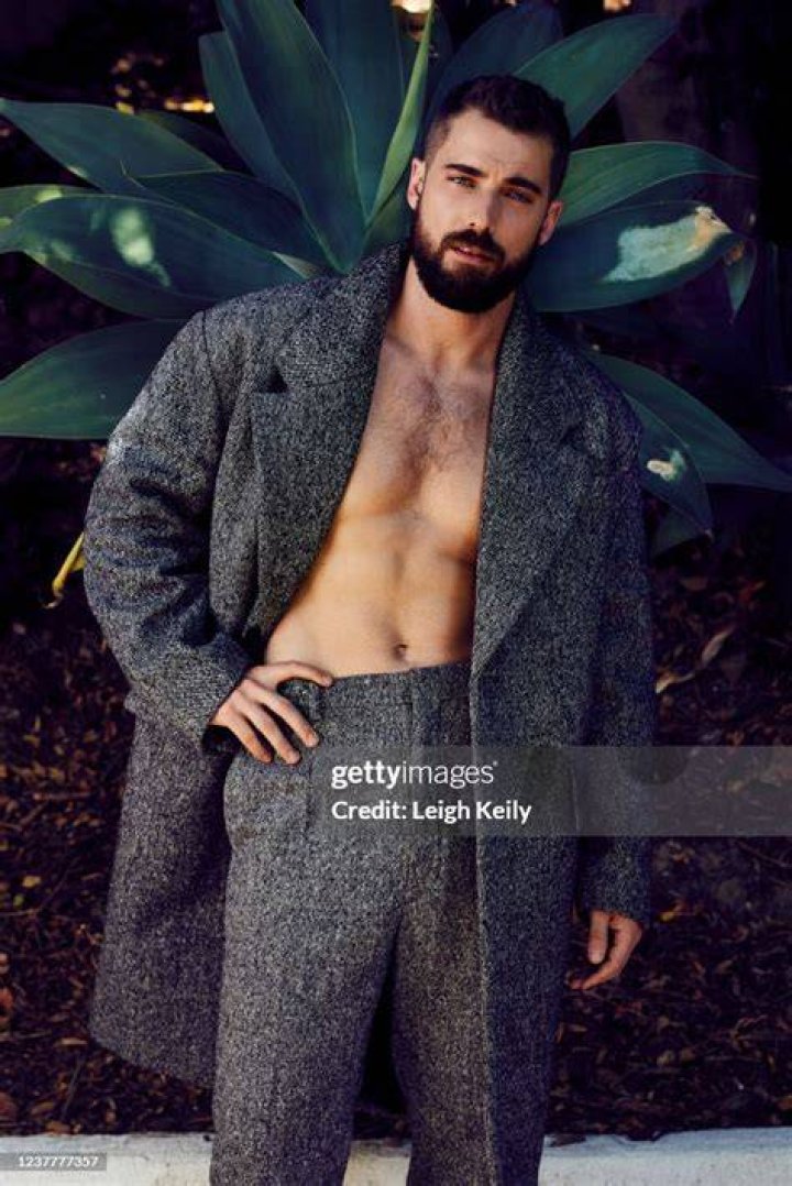 Who is Dustin Milligan's wife? Did he marry Amanda Crew?